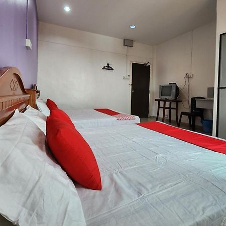 Oyo 90743 Hotel Ban Cheong Кангар Екстер'єр фото