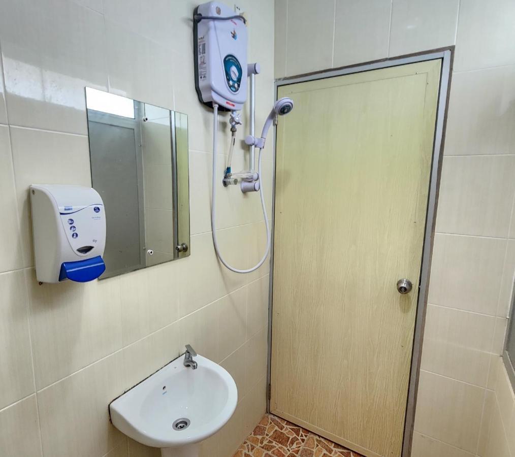 Oyo 90743 Hotel Ban Cheong Кангар Екстер'єр фото